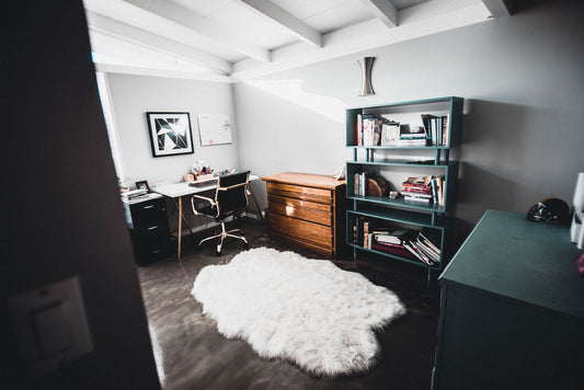 A cozy office with a desk and a white rug